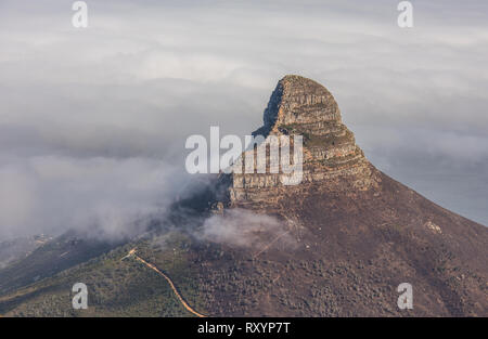 Vue panoramique de la ville du Cap, Lion's Head et Signal Hill à partir du haut de la Montagne de la table. Banque D'Images