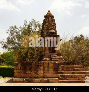 Des temples hindous de l'amour à Kajuraho du 10e siècle, comme ils ont été vus dans le 19e siècle au moment de la découverte dans la jungle. Mandir Lakshmi Banque D'Images