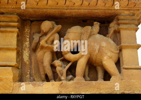 Glyptic, alto-relievo de temples de l'amour à Khajuraho, scènes de la vie de l'Indien souverains de la dynastie Chandel 9-11 siècle : guerre, guerrier, ho Banque D'Images