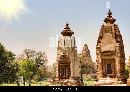 Des temples hindous de l'amour à Kajuraho du 10e siècle, comme ils ont été vus dans le 19e siècle au moment de la découverte dans la jungle. Mandir Banque D'Images