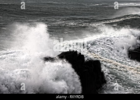 Mur d'eau comme les vagues turbulentes - tsunami de l'océan Pacifique de plus de 8 mètres (lourd) et beauté sauvage de rochers basaltiques Banque D'Images