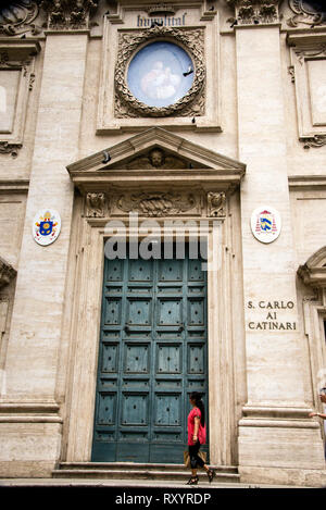 Église catholique romaine San Carlo de style baroque primitif à Rome avec cadre baroque contenant un tondo elliptique à couronne, Italie. Banque D'Images