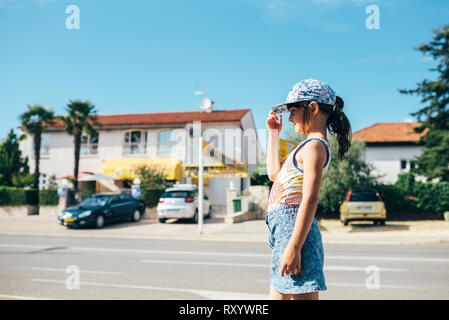 Une jolie petite fille dans un beau costume d'été se distingue par le parking gratuit Banque D'Images