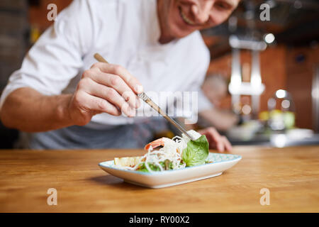 Placage plat gastronomique Chef closeup Banque D'Images