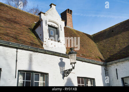 BRUGES, BELGIQUE - 17 février 2019 : Fragment d'un vieux bâtiment en brique du Béguinage Banque D'Images