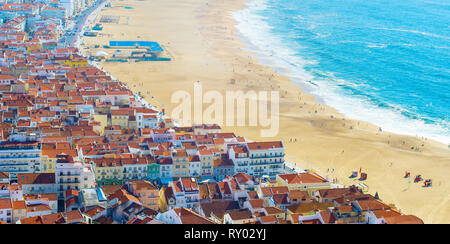 Vue panoramique vue aérienne de Nazare beach et la ville dans la journée. Portugal Banque D'Images