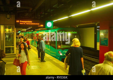 FRANKFURT AM MAIN, ALLEMAGNE - 31 août 2018 : Train arrivant au métro bondé, plate-forme de Francfort, Allemagne Banque D'Images