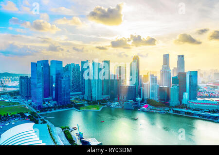 Singapour Centre-ville Vue aérienne de Marina Bay dans la lumière au coucher du soleil avec des nuages Banque D'Images