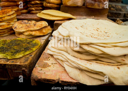 Pain pita frais en vente à un marché juif à Jérusalem, Israël. Banque D'Images