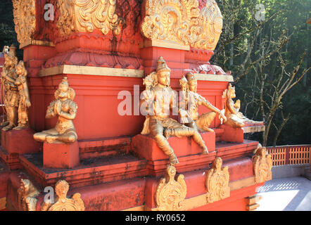 Statues dorées des divinités hindoues, héros du Ramayana et Seigneur Hanuman sur red vimana tower, Seetha Amman Temple, Seetha Eliya Nuwara Eliya, village, Banque D'Images