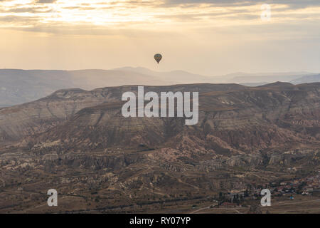 Toits de La Cappadoce à l'air chaud bollon équestre en Cappadoce, Turquie. Banque D'Images