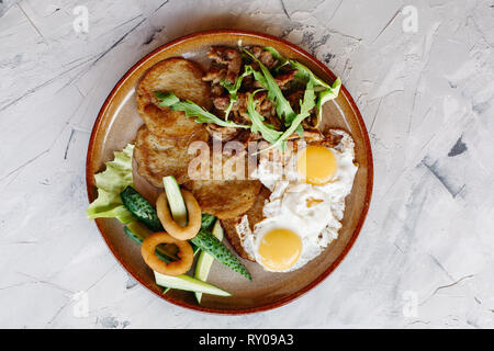 Délicieux servi avec pommes de terre puncakes d'œufs au plat. Banque D'Images