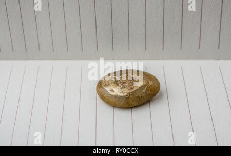 Peu d'or sur la pierre de couleur avec un fond Banque D'Images