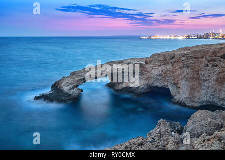 Pont d'amour - la création d'une formation naturelle pittoresque rock arch dans Ayia Napa, Chypre Banque D'Images