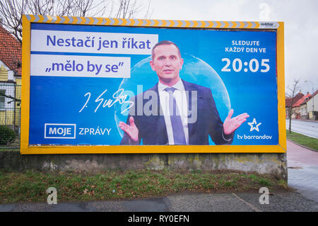 Billboard montre la télévision tchèque Jaromir Soukup propriétaire Barrandov sa publicité TV show "Mon actualité", Prestice, République tchèque, le 9 mars 2019. (CTK Photo/ le Libor Banque D'Images