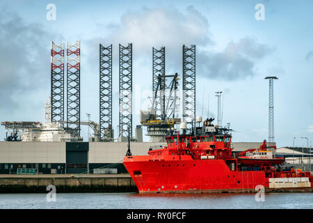 L'approvisionnement en pétrole des navires dans le port d'Esbjerg au Danemark Banque D'Images