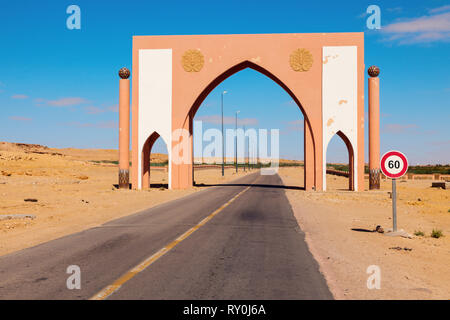 Porte de la ville de Laayoune. Laayoune, Sahara occidental, Maroc. Banque D'Images