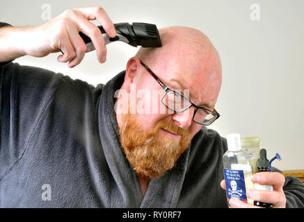 Rasage homme chauve Banque D'Images