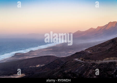 La belle plage de Cofete au coucher du soleil, l'île de Fuerteventura, Îles Canaries, Espagne Banque D'Images