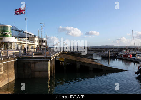 - Angleterre Torquay, Devon, Angleterre, Port, image en couleur, de copie, de l'espace horizontal, les rampes d'embarquement Memorial-balise de jour Quay Banque D'Images