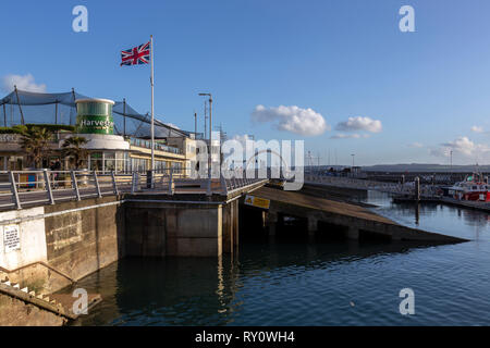 - Angleterre Torquay, Devon, Angleterre, Port, image en couleur, de copie, de l'espace horizontal, les rampes d'embarquement Memorial-balise de jour Quay Banque D'Images