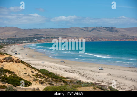 La belle plage de Aldinga (Australie-Méridionale) sur des journée ensoleillée avec des voitures en stationnement sur la plage dans le sud de l'Australie le 14 février 2019 Banque D'Images