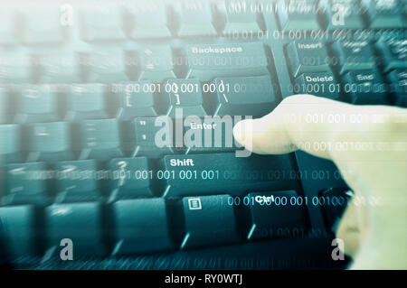 Hacker part pousser le bouton entrer sur le clavier avec l'arrière-plan de code binaire Banque D'Images