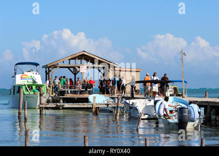 Les passagers débarquant d'Belizze Express Water Taxi à Caye Caulker, Belize, le nord de l'Cays Banque D'Images