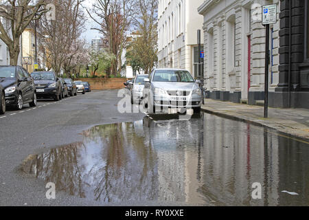 Londres, Royaume-Uni - 03 Avril 2010 : Grande casserole d'eau à la rue inondée après de fortes pluies à Londres, au Royaume-Uni. Banque D'Images