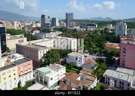 Centre Ville, Vue à partir de la Sky Tower, les montagnes à l'arrière, Tirana, Albanie Banque D'Images