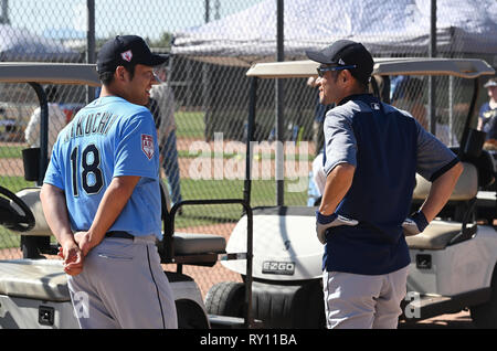 Mariners de Seattle' Yusei Kikuchi (L) et Ichiro Suzuki parler au cours de l'entraînement de printemps, l'entraînement de base-ball à Peoria Sports Complex à Peoria, Arizona, United States, 9 mars 2019. Credit : AFLO/Alamy Live News Banque D'Images