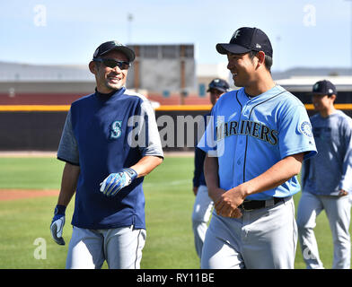 Ichiro Suzuki des Mariners de Seattle (L) et Yusei Kikuchi parler comme ils marchent au champ pendant l'entraînement de printemps, l'entraînement de base-ball à Peoria Sports Complex à Peoria, Arizona, United States, 9 mars 2019. Credit : AFLO/Alamy Live News Banque D'Images