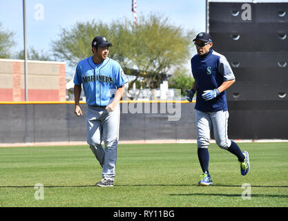 Mariners de Seattle' Yusei Kikuchi (L) et Ichiro Suzuki réchauffer pendant l'entraînement de printemps, l'entraînement de base-ball à Peoria Sports Complex à Peoria, Arizona, United States, 9 mars 2019. Credit : AFLO/Alamy Live News Banque D'Images