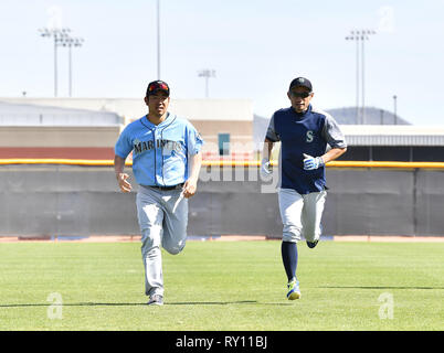 Mariners de Seattle' Yusei Kikuchi (L) et Ichiro Suzuki réchauffer pendant l'entraînement de printemps, l'entraînement de base-ball à Peoria Sports Complex à Peoria, Arizona, United States, 9 mars 2019. Credit : AFLO/Alamy Live News Banque D'Images
