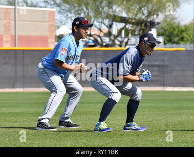 Mariners de Seattle' Yusei Kikuchi (L) et Ichiro Suzuki réchauffer pendant l'entraînement de printemps, l'entraînement de base-ball à Peoria Sports Complex à Peoria, Arizona, United States, 9 mars 2019. Credit : AFLO/Alamy Live News Banque D'Images