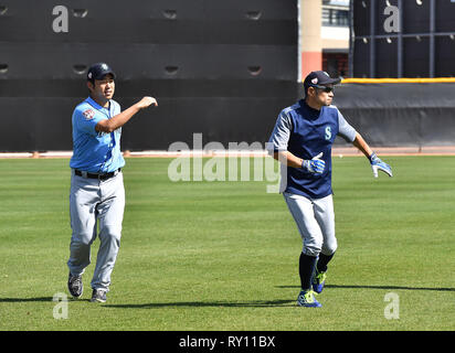 Mariners de Seattle' Yusei Kikuchi (L) et Ichiro Suzuki réchauffer pendant l'entraînement de printemps, l'entraînement de base-ball à Peoria Sports Complex à Peoria, Arizona, United States, 9 mars 2019. Credit : AFLO/Alamy Live News Banque D'Images
