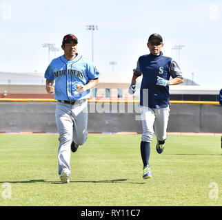 Mariners de Seattle' Yusei Kikuchi (L) et Ichiro Suzuki réchauffer pendant l'entraînement de printemps, l'entraînement de base-ball à Peoria Sports Complex à Peoria, Arizona, United States, 9 mars 2019. Credit : AFLO/Alamy Live News Banque D'Images