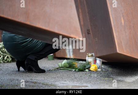 11 mars 2019, Bade-Wurtemberg, Winnenden : Au cours de la commémoration du 10e anniversaire de l'Winnenden rampage, une femme s'agenouille dans l 'anneau cassé' commémoration des victimes. Le 11 mars 2009, un ancien étudiant tourné 15 personnes dans l'école secondaire d'Albertville et pendant le vol subséquent. Photo : Sebastian Gollnow/dpa Banque D'Images