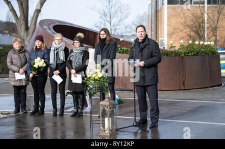 11 mars 2019, Bade-Wurtemberg, Winnenden : Hartmut Holzwarth (r), Maire de Winnenden, parle au cours de la cérémonie de commémoration du 10ème anniversaire du Winnenden amok run. Le 11 mars 2009, un ancien étudiant tourné 15 personnes dans l'école secondaire d'Albertville et pendant le vol subséquent. Photo : Sebastian Gollnow/dpa Banque D'Images