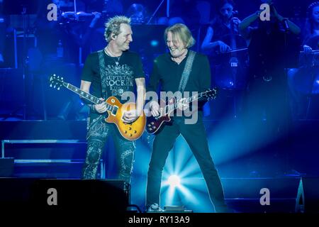 10.03.2019, Tom Naumann et le guitariste américain du groupe de rock Thin Lizzy Scott Gorham sur scène à ROCK rencontre le classique 2019 au Tempodrom de Berlin. | 10.03.2019, Tom Naumann et l'US-américaine du groupe de rock Thin Lizzy Scott Gorham en live sur la scène du rock rencontre le classique 2019 au Tempodrom de Berlin, Allemagne. Dans le monde d'utilisation | Banque D'Images