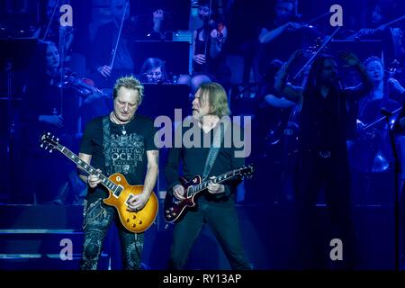 10.03.2019, Tom Naumann et le guitariste américain du groupe de rock Thin Lizzy Scott Gorham sur scène à ROCK rencontre le classique 2019 au Tempodrom de Berlin. | 10.03.2019, Tom Naumann et l'US-américaine du groupe de rock Thin Lizzy Scott Gorham en live sur la scène du rock rencontre le classique 2019 au Tempodrom de Berlin, Allemagne. Dans le monde d'utilisation | Banque D'Images