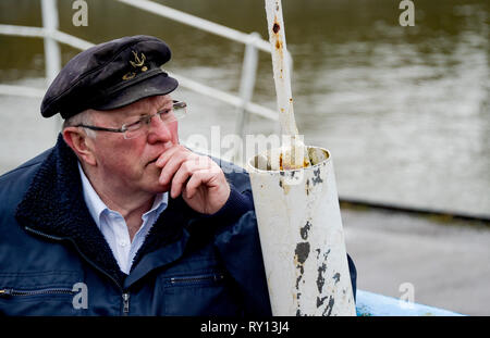 Hambourg, Allemagne. Mar 11, 2019. Walter Zeeck, Stintfischer de Finkenwerder, donne sur l'Elbe à partir de son bateau. Selon le Elbfischer, le nombre de périodes dans l'Elbe a considérablement diminué. Stinte sont environ de 15 à 20 centimètres de long, de poissons qui résident dans les eaux côtières de l'Europe. Axel Heimken Crédit :/dpa/Alamy Live News Banque D'Images