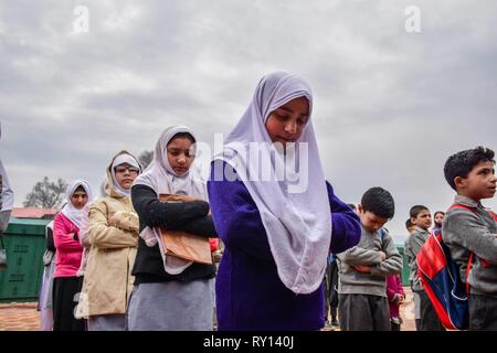 11 mars 2019 - Srinagar, J&K, l'Inde - étudiants Cachemiris prier pendant matin Assemblée générale dans leurs locaux de l'école le premier jour de la session scolaire à Srinagar, au Cachemire. Les écoles et les collèges a ré-ouvert ses portes en cachemire le lundi après presque trois mois de vacances d'hiver. Credit : Saqib Majeed/SOPA Images/ZUMA/Alamy Fil Live News Banque D'Images