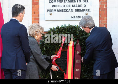 Madrid, Espagne. Mar 11, 2019. Angel Garrido(R), Pedro Sanchez(L) et Manuela Carmena(C) vu porter le floral offert dans le cas d'hommage aux victimes de la 11M. Credit : Jesús Encarna/Alamy Live News Banque D'Images