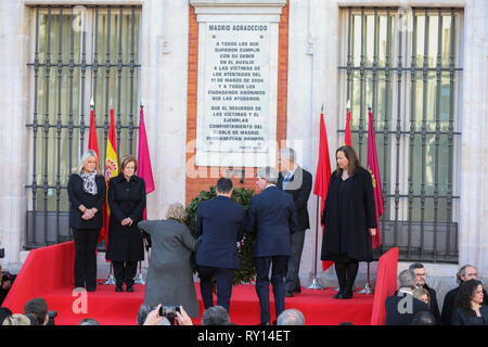 Madrid, Espagne. Mar 11, 2019. Angel Garrido(R), Pedro Sanchez(C) et Manuela Carmena(L) vu porter le floral offert dans le cas d'hommage aux victimes de la 11M. Credit : Jesús Encarna/Alamy Live News Banque D'Images