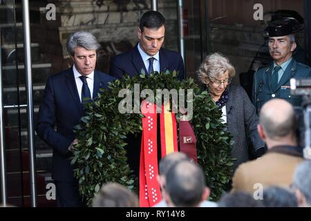 Madrid, Espagne. Mar 11, 2019. Angel Garrido(L), Pedro Sanchez(C) et Manuela Carmena(L) vu porter le floral offert dans le cas d'hommage aux victimes de la 11M. Credit : CORDON PRESS/Alamy Live News Banque D'Images