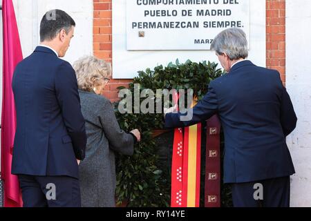 Madrid, Espagne. Mar 11, 2019. Angel Garrido(R), Pedro Sanchez(L) et Manuela Carmena(C) vu porter le floral offert dans le cas d'hommage aux victimes de la 11M. Credit : CORDON PRESS/Alamy Live News Banque D'Images