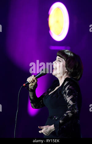 La chanteuse française Mireille Mathieu effectue à Prague, République tchèque, le 8 mars 2019. (CTK Photo/Ondrej Deml) Banque D'Images