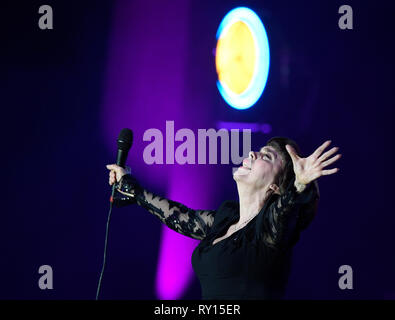 La chanteuse française Mireille Mathieu effectue à Prague, République tchèque, le 8 mars 2019. (CTK Photo/Ondrej Deml) Banque D'Images