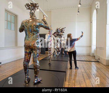 Somerset House, Londres, Royaume-Uni. 11 mars, 2019. Exposition de travaux de 24 artistes de renommée internationale avec des associations de travail à deux des plus importantes institutions de l'art dans le monde ; l'Académie centrale des beaux-arts, Beijing (CAFA) et de la Slade School of Fine Art, UCL, Londres. Au-delà des frontières est un échantillon de la pratique artistique actuelle en Chine et au Royaume-Uni. Image : Zhan Wang, Formes en mouvement n° 1, 9, 12, 14, 2017. L'impression 3D, acier inoxydable, glaze (renouvelables). Credit : Malcolm Park/Alamy Live News. Banque D'Images